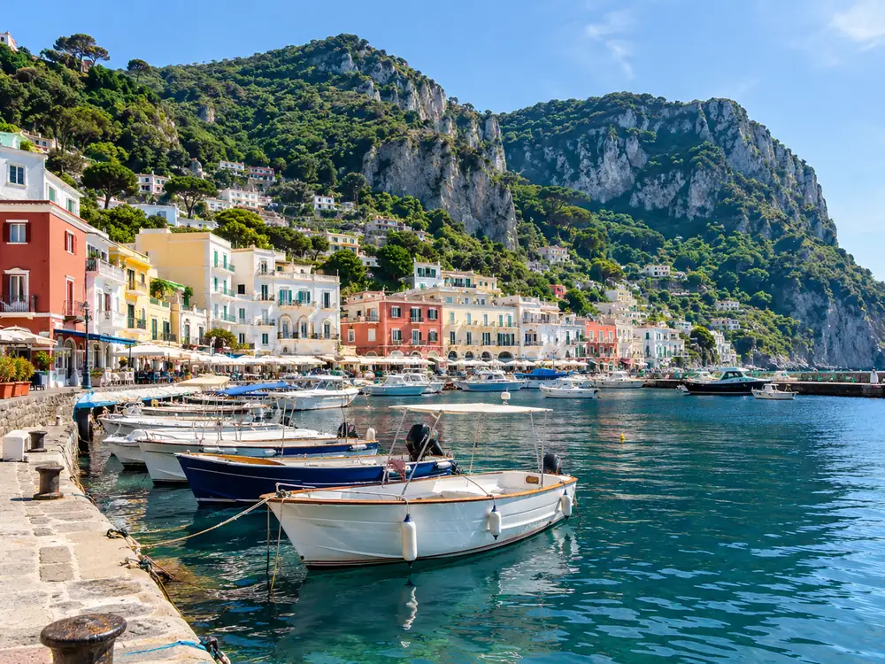Motorboote in Marina Grande, Capri, der Abfahrtsort zur Blauen Grotte